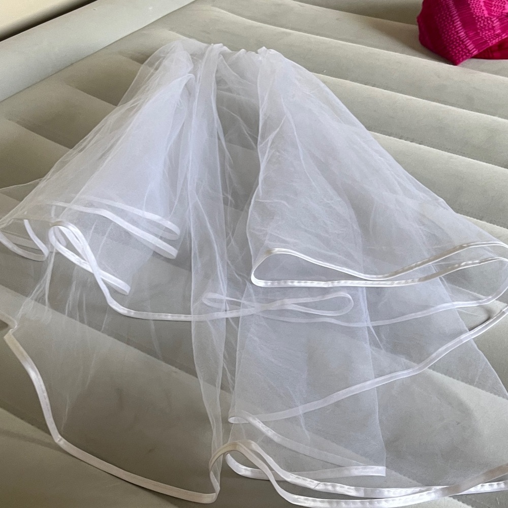 Beautiful veil! White with thicker edges and cascading finish!